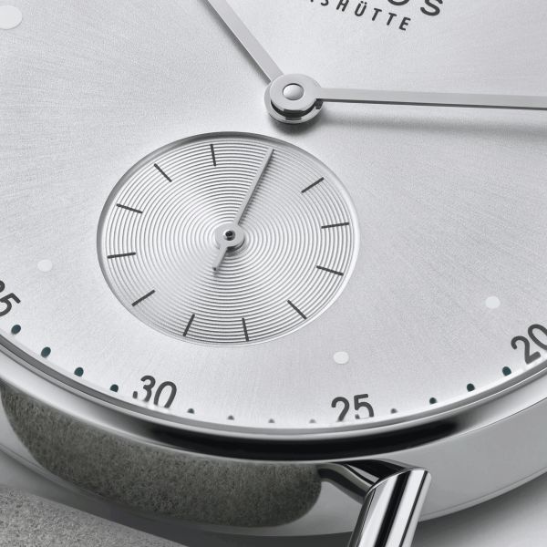 Montre Nomos Metro All Silver mécanique fond saphir cadran argent bracelet cuir gris 33 mm 1122