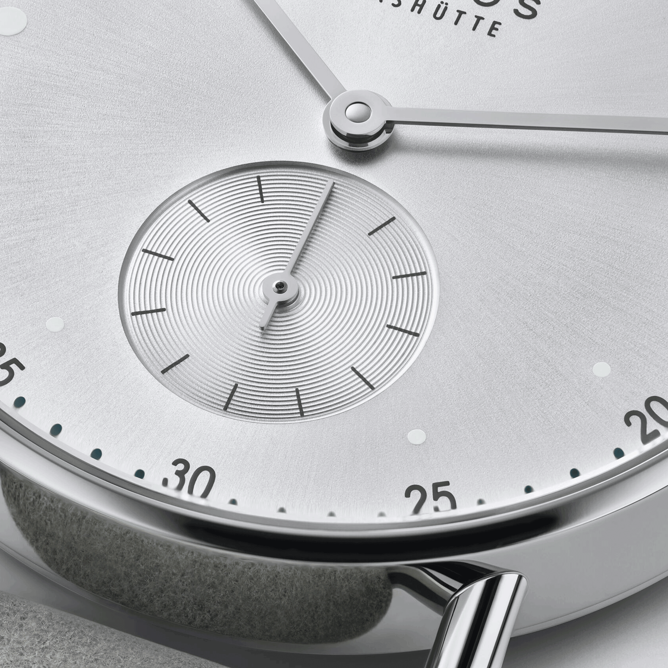 Montre Nomos Metro All Silver mécanique fond saphir cadran argent bracelet cuir gris 33 mm 1122