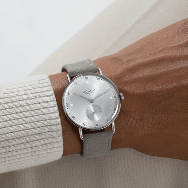 Montre Nomos Metro All Silver mécanique fond saphir cadran argent bracelet cuir gris 33 mm 1122