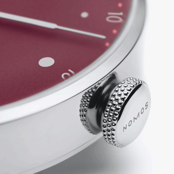 Montre Nomos Metro Muted Red mécanique fond acier cadran rouge bracelet cuir gris 33 mm 1123.SB