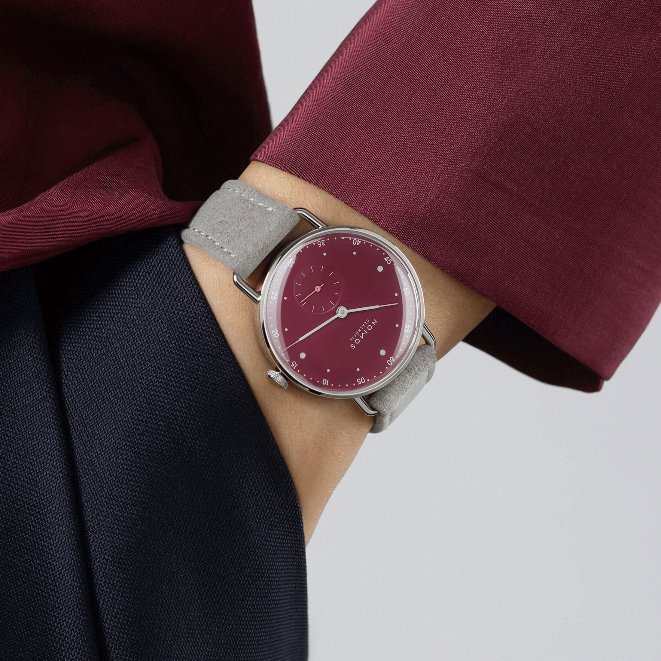 Montre Nomos Metro Muted Red mécanique fond acier cadran rouge bracelet cuir gris 33 mm 1123.SB