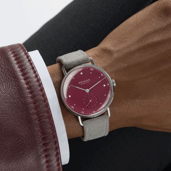 Montre Nomos Metro Muted Red mécanique fond acier cadran rouge bracelet cuir gris 33 mm 1123.SB
