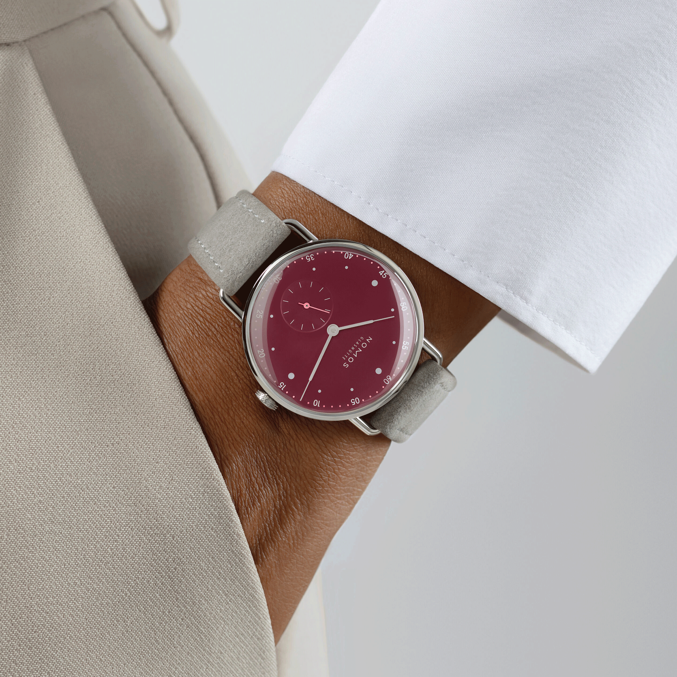 Montre Nomos Metro Muted Red mécanique fond saphir cadran rouge bracelet cuir gris 33 mm 1123