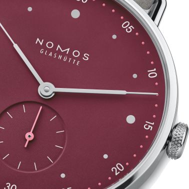 Montre Nomos Metro Muted Red mécanique fond saphir cadran rouge bracelet cuir gris 33 mm 1123