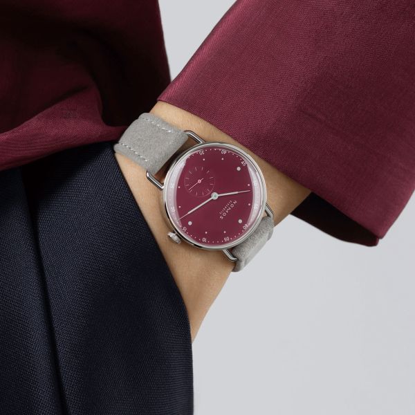 Montre Nomos Metro Muted Red mécanique fond saphir cadran rouge bracelet cuir gris 33 mm 1123