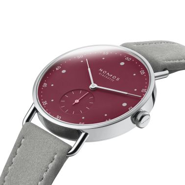 Montre Nomos Metro Muted Red mécanique fond saphir cadran rouge bracelet cuir gris 33 mm 1123