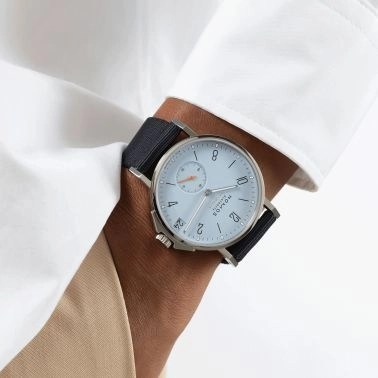 Montre Nomos Ahoi Neomatik Date Ciel automatique fond acier cadran bleu bracelet tissu bleu 38,5 mm 516