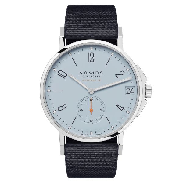 Montre Nomos Ahoi Neomatik Date Ciel automatique fond saphir cadran bleu bracelet tissu bleu 38,5 mm 526