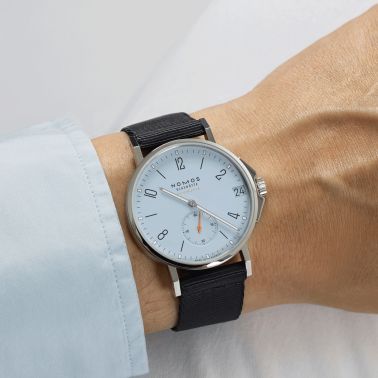 Montre Nomos Ahoi Neomatik Date Ciel automatique fond saphir cadran bleu bracelet tissu bleu 38,5 mm 526