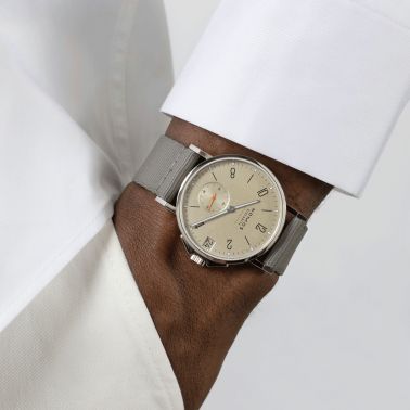 Montre Nomos Ahoi Neomatik Date Sable automatique fond saphir cadran sable bracelet tissu gris 38,5 mm 527