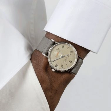 Montre Nomos Ahoi Neomatik Date Sable automatique fond saphir cadran sable bracelet tissu gris 38,5 mm 527