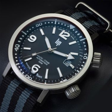 Montre Lip Grande Nautic Ski Titane automatique cadran noir bracelet tropic 41 mm
