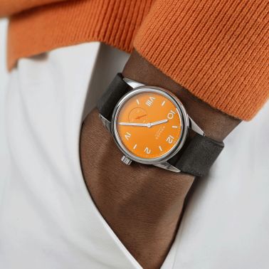 Montre Nomos Club Campus 38 Future Orange automatique à remontage manuel cadran orange bracelet cuir velours anthracite 38,5 mm 