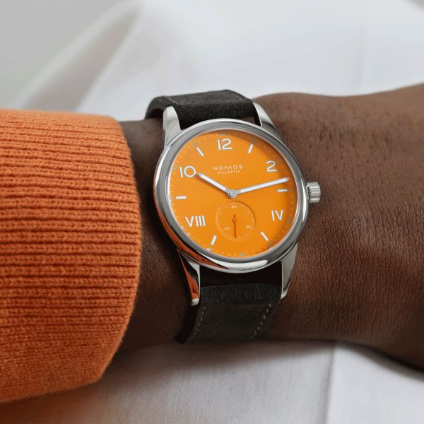 Montre Nomos Club Campus 38 Future Orange automatique à remontage manuel cadran orange bracelet cuir velours anthracite 38,5 mm 