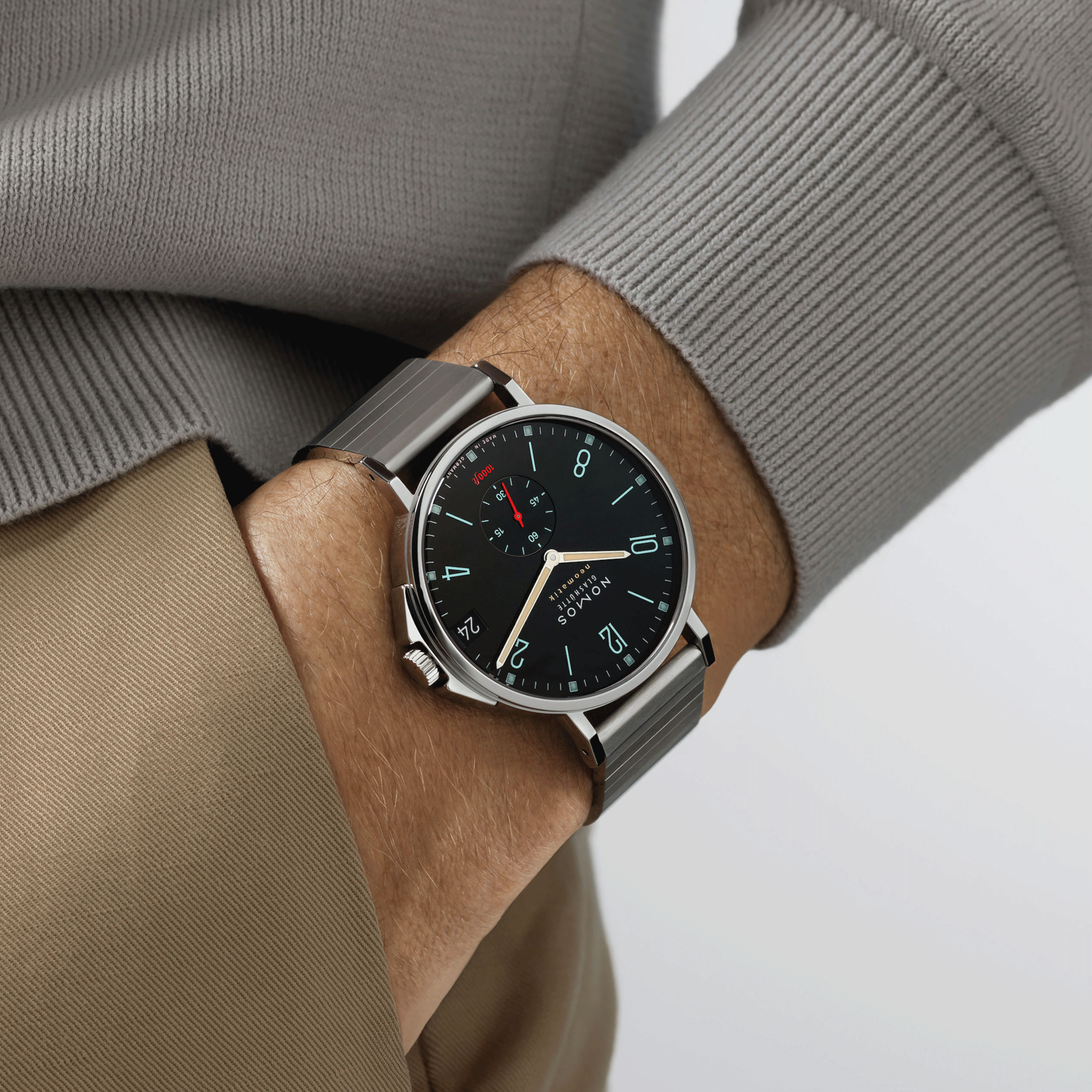 Montre NOMOS Tangente Sport Neomatik 42 date automatique cadran bleu noir bracelet acier 42 mm 581