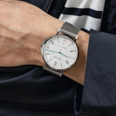 Montre NOMOS Tangente Sport Neomatik 42 date automatique cadran argent bracelet acier 42 mm 580