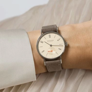 Montre NOMOS Tangente 33 mécanique fond saphir cadran champagne bracelet cuir beige 32,8 mm 151