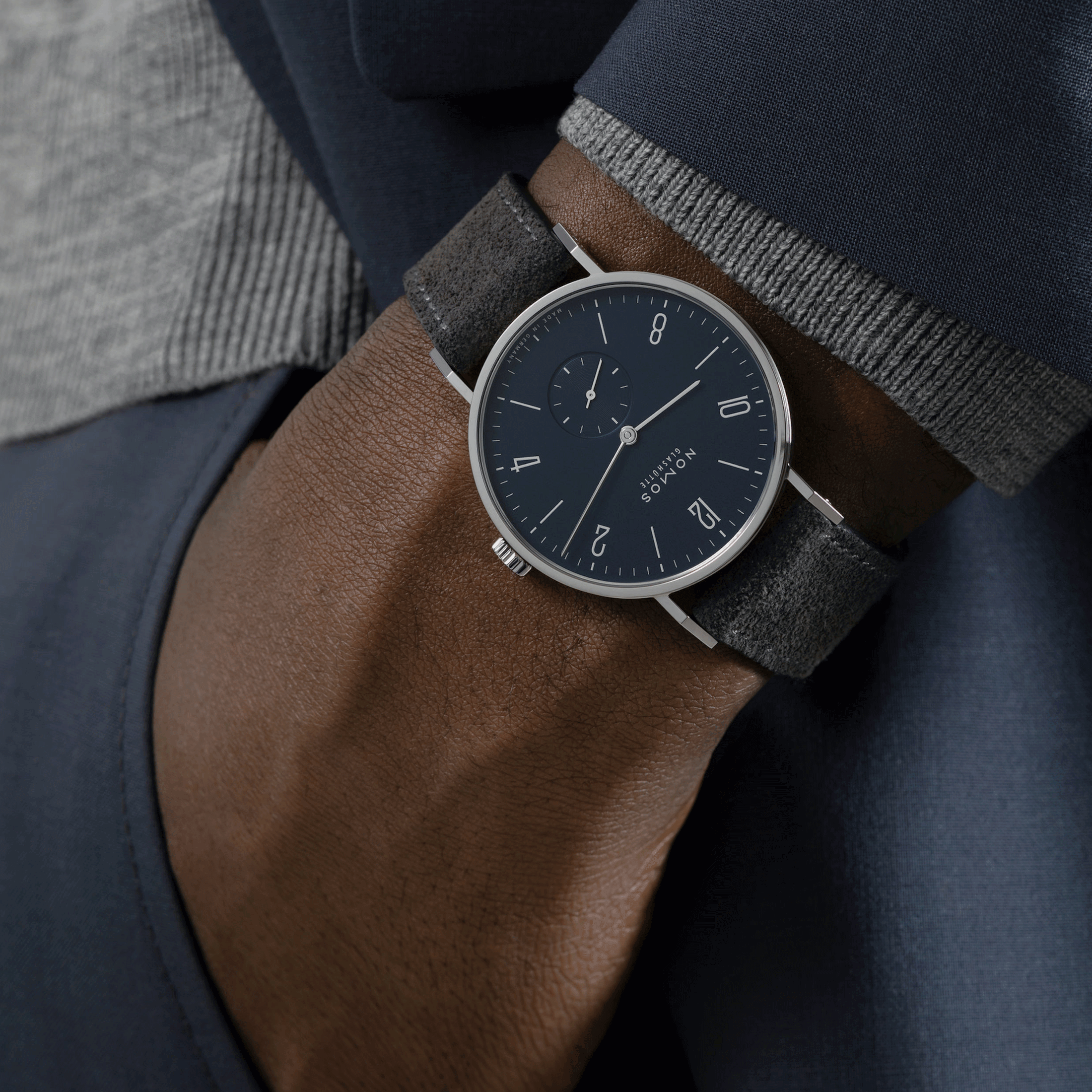 Montre NOMOS Tangente 38 mécanique fond saphir cadran bleu nuit bracelet cuir anthracite 37,5 mm 167