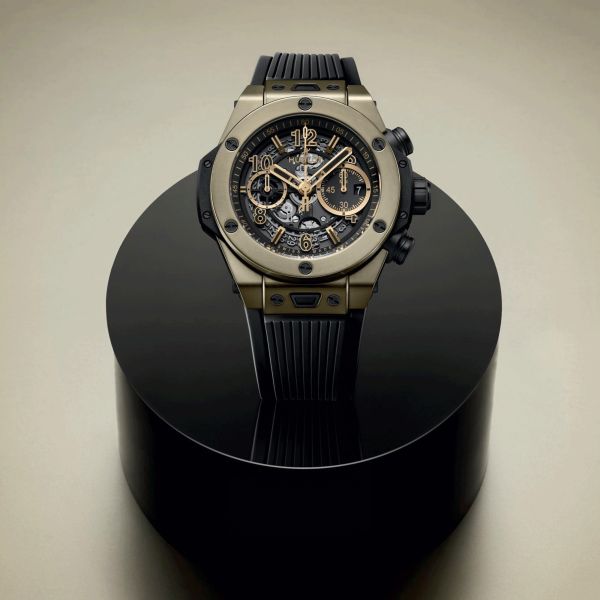 Montre Hublot Big Bang Unico Full Magic Gold automatique cadran squelette bracelet caoutchouc noir 44 mm 421.MX.1130.RX