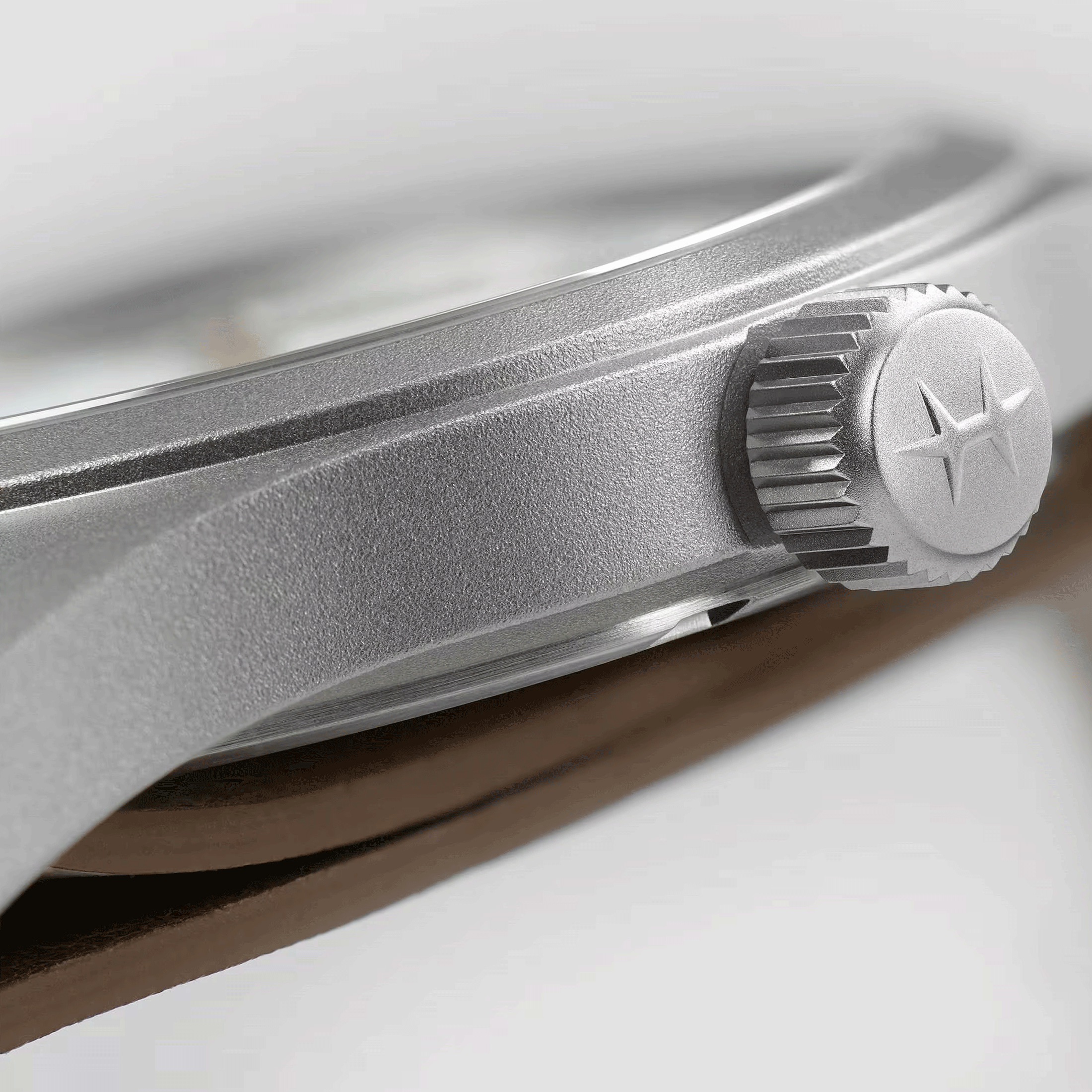 Montre Hamilton Khaki Field Mechanical cadran blanc bracelet nato cuir brun 38 mm H69439511