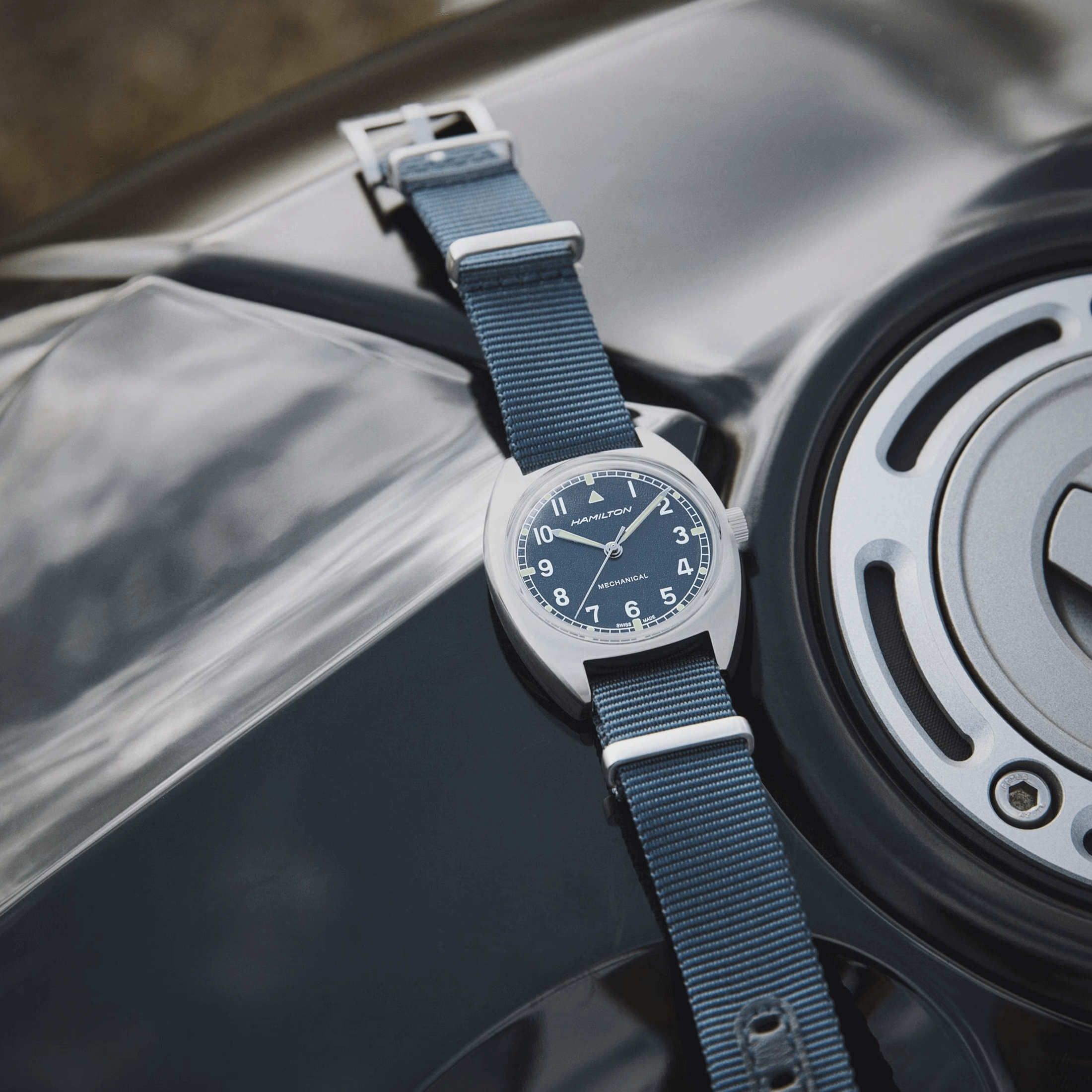 Montre Hamilton Khaki Pilot Pioneer mécanique cadran bleu bracelet textile bleu 36 mm H76419941