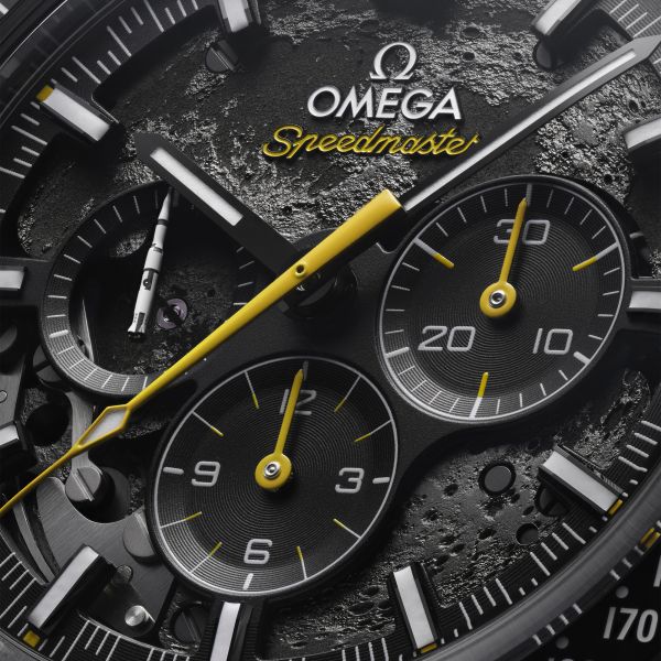 Montre Omega Speedmaster Moonwatch Dark Side of the Moon "Apollo 8" 2024 mécanique 44,25 mm