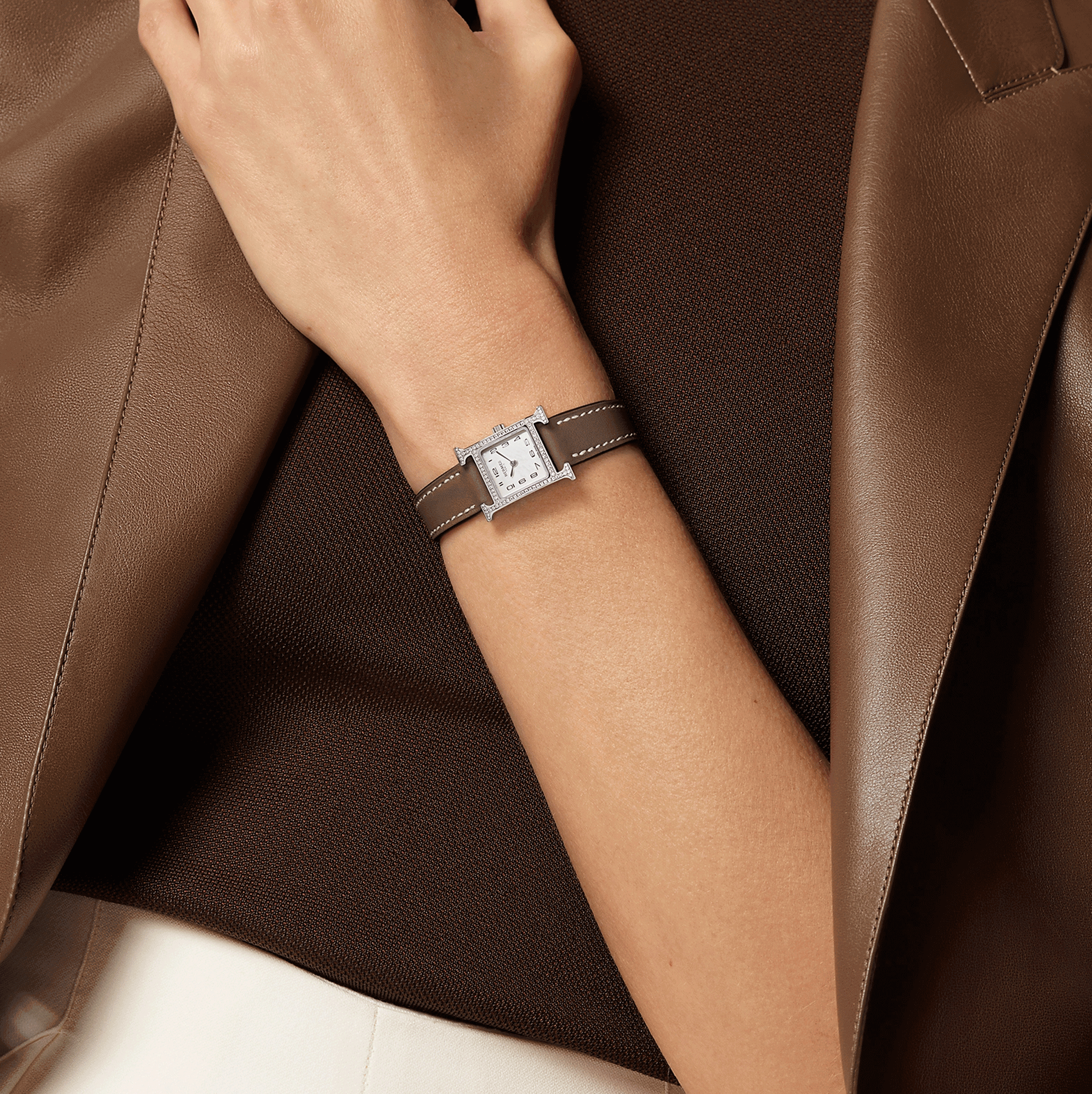 Montre HERMÈS Heure H Mini Modèle sertie quartz cadran nacre blanche bracelet cuir taupe 21 mm W053023WW00