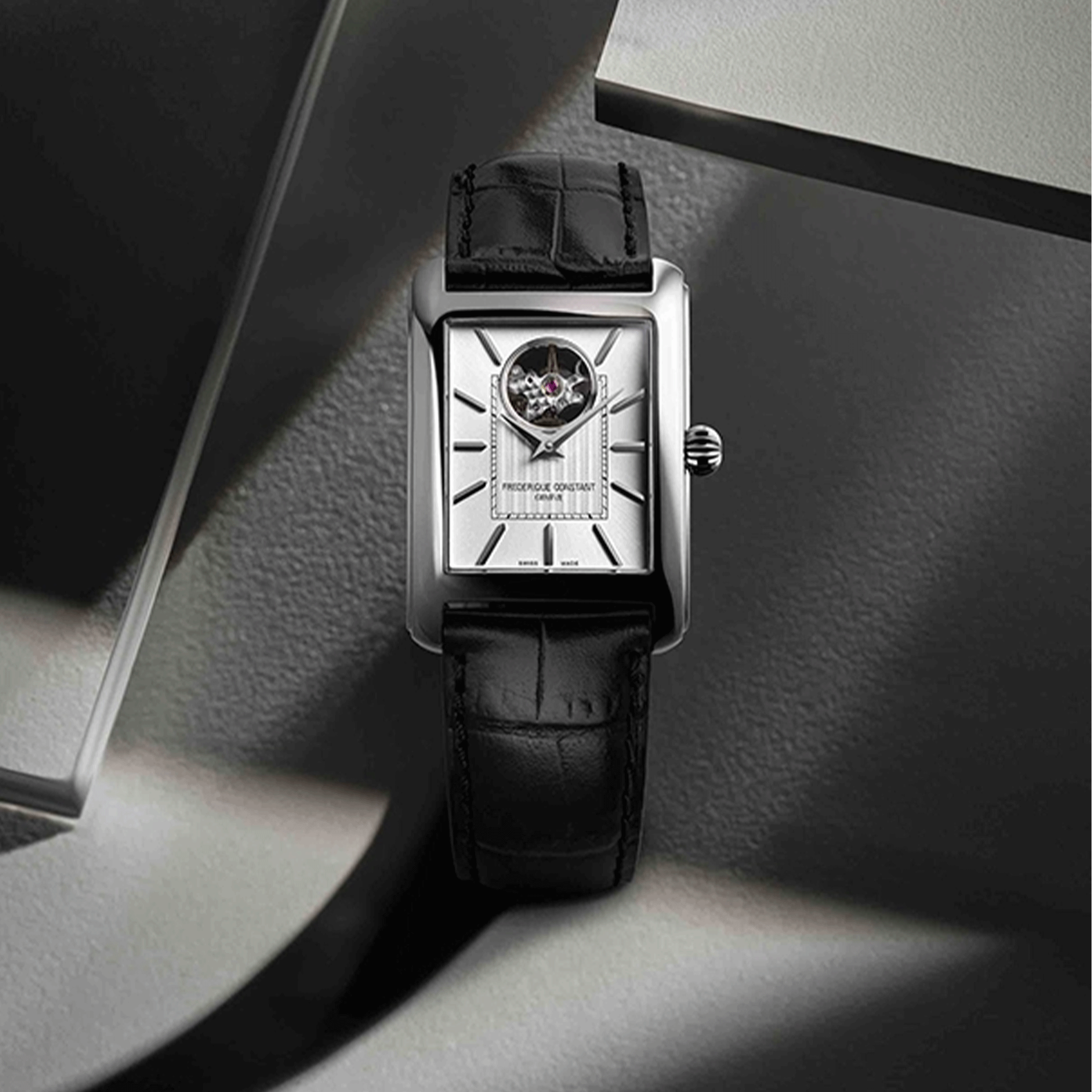 Montre Frédérique Constant Classics Carrée Heart Beat Automatic cadran argenté bracelet cuir 30 x 33 mm