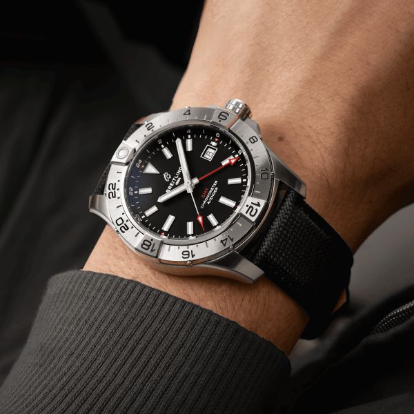 Montre Breitling Avenger GMT automatique cadran noir bracelet cuir noir 44 mm A32320101B1X1