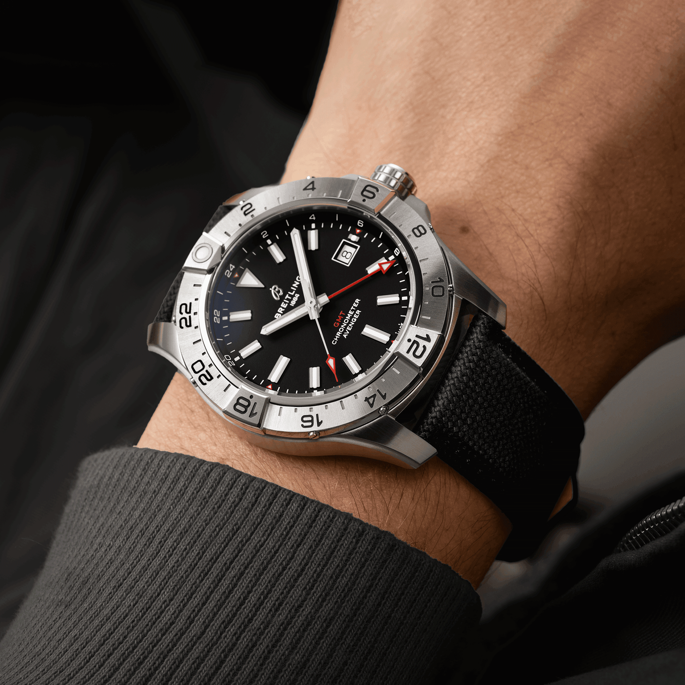 Montre Breitling Avenger GMT automatique cadran noir bracelet cuir noir 44 mm A32320101B1X1