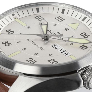 Montre Hamilton Khaki Aviation Pilot Day Date automatique cadran argent bracelet cuir marron 42 mm H64635550