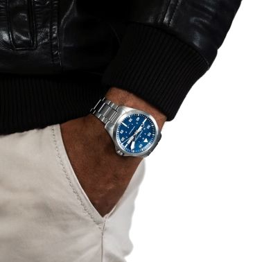 Montre Hamilton Khaki Aviation Pilot Day Date automatique cadran bleu bracelet acier 42 mm H64635140