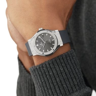 Montre Hublot Classic Fusion Racing Grey Titanium automatique cadran gris bracelet caoutchouc gris 42 mm 542.NX.7071.RX