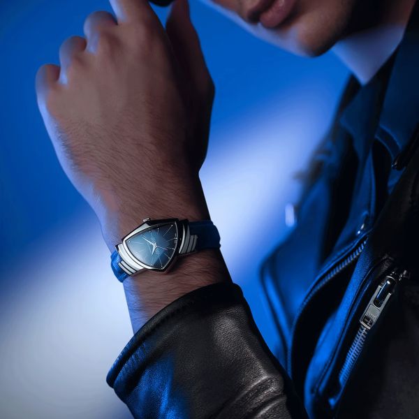 Montre Hamilton Ventura Blue Chrono PVD Or Jaune quartz cadran bleu bracelet cuir bleu 32,3 x 50,3 mm H24301141