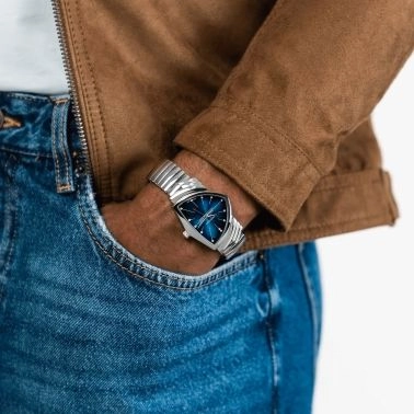 Montre Hamilton Ventura Blue Chrono quartz cadran bleu bracelet acier 32,3 x 50,3 mm H24411142