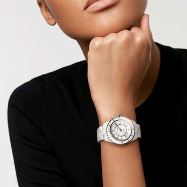 Montre CHANEL J12 Calibre 12.1 Or Jaune automatique cadran noir bracelet céramique haute résistance noire 38 mm