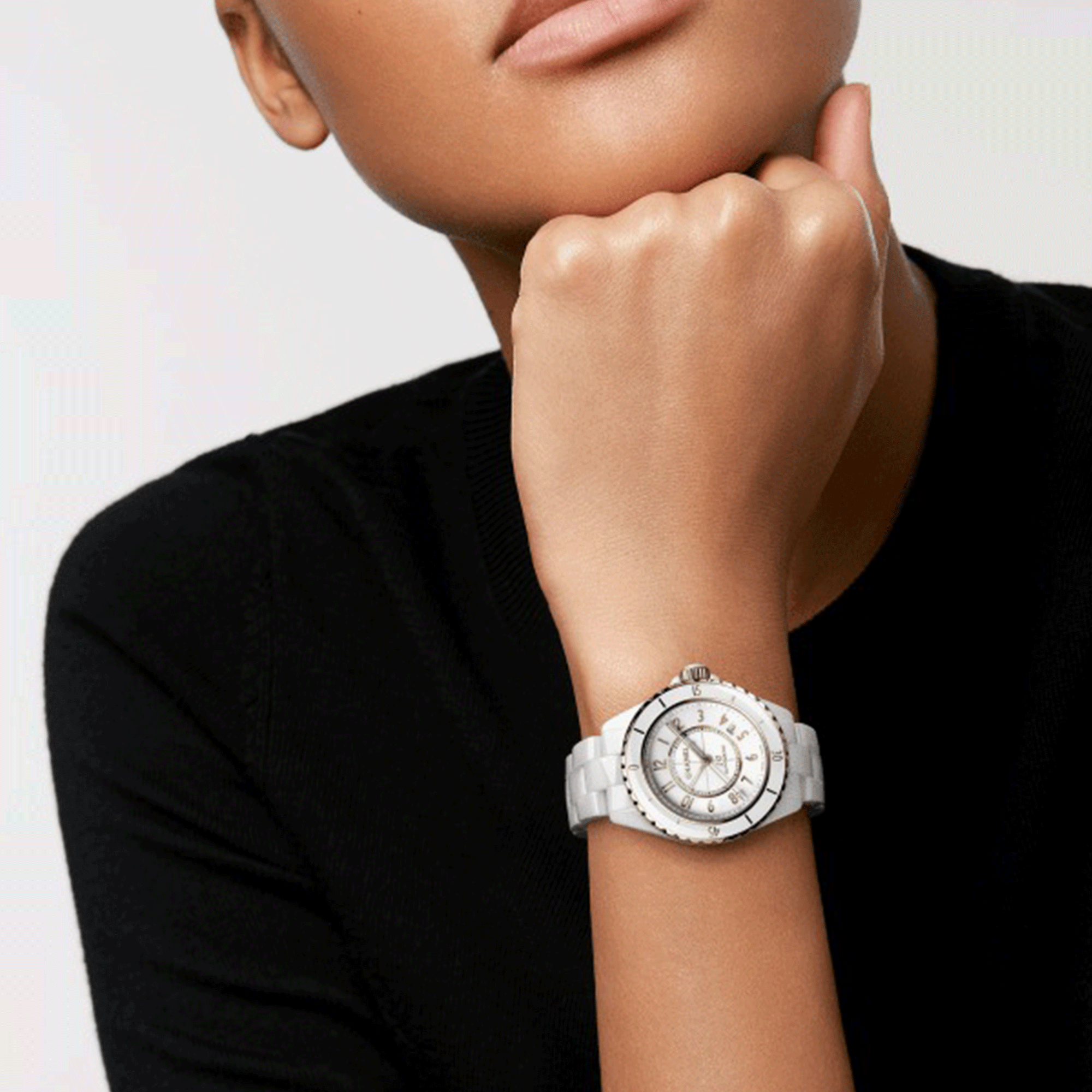 Montre CHANEL J12 Calibre 12.1 Or Jaune automatique cadran noir bracelet céramique haute résistance noire 38 mm