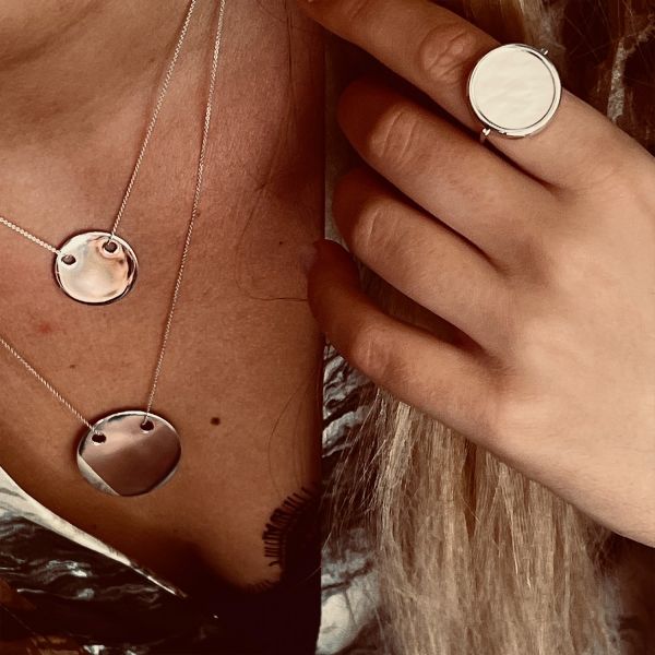 Bague Ginette NY Disc Ring en or blanc et nacre blanche Lepage