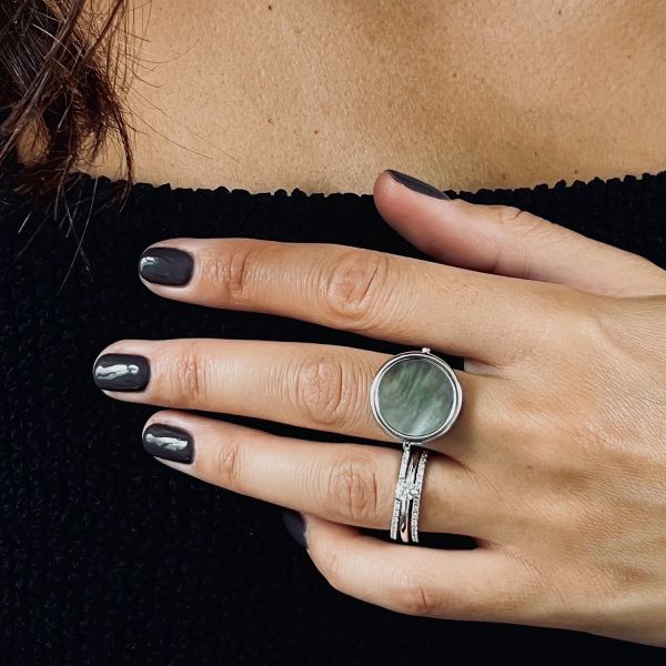 Bague Ginette NY Disc Ring en or blanc et nacre noire Lepage