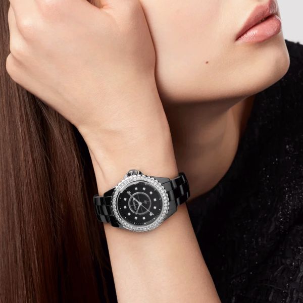CHANEL J12 33ミリ1コマ CHANEL J12 watch black dial bezel and hour markers set black