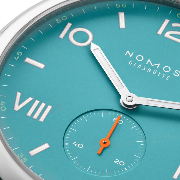 Montre NOMOS Club Campus Endless Blue mécanique fond acier cadran bleu turquoise bracelet velours gris 38 mm 724