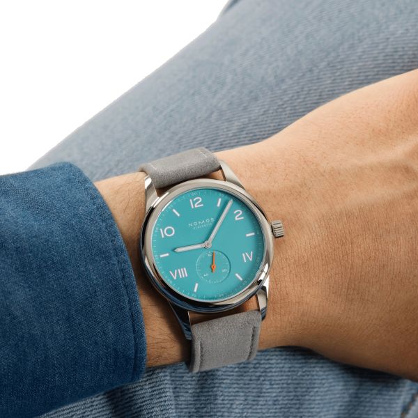 Montre NOMOS Club Campus Endless Blue mécanique fond acier cadran bleu turquoise bracelet velours gris 38 mm 724