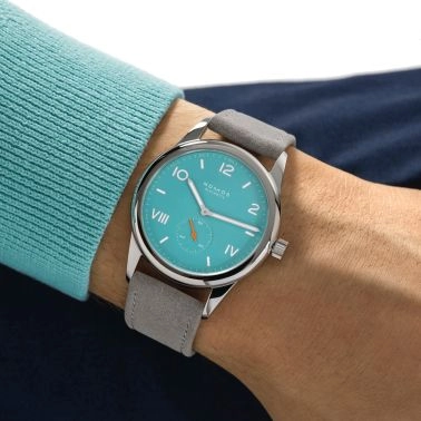 Montre NOMOS Club Campus Endless Blue mécanique fond acier cadran bleu turquoise bracelet velours gris 38 mm 724