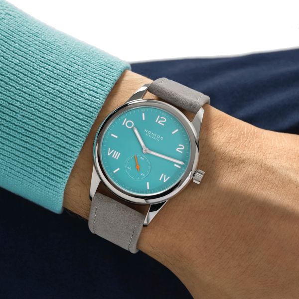 Montre NOMOS Club Campus Endless Blue mécanique fond acier cadran bleu turquoise bracelet velours gris 38 mm 724