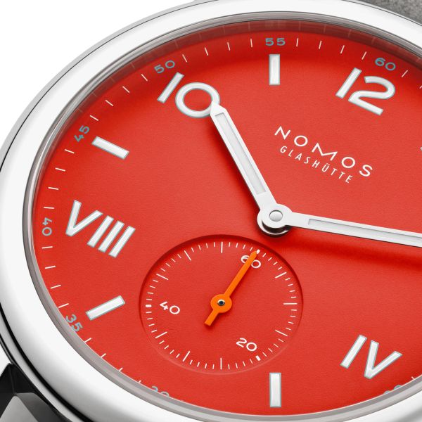 Montre NOMOS Club Campus Nonstop Red mécanique fond acier cadran rouge 36 mm 716.GB