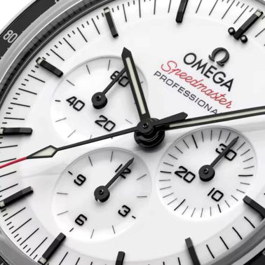 Montre Omega Speedmaster Moonwatch Professional Co-Axial Master Chronometer cadran blanc verre saphir bracelet caoutchouc 42 mm