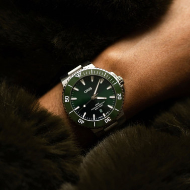 Montre Oris Plongée Aquis Date Calibre 733 automatique cadran vert bracelet acier 43,5 mm
