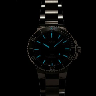 Montre Oris Plongée Aquis Date Calibre 733 automatique cadran vert bracelet acier 41,5 mm