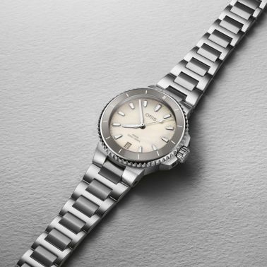 Montre Oris Plongée Aquis Date Calibre 733 automatique cadran nacre blanche bracelet acier 36,5 mm