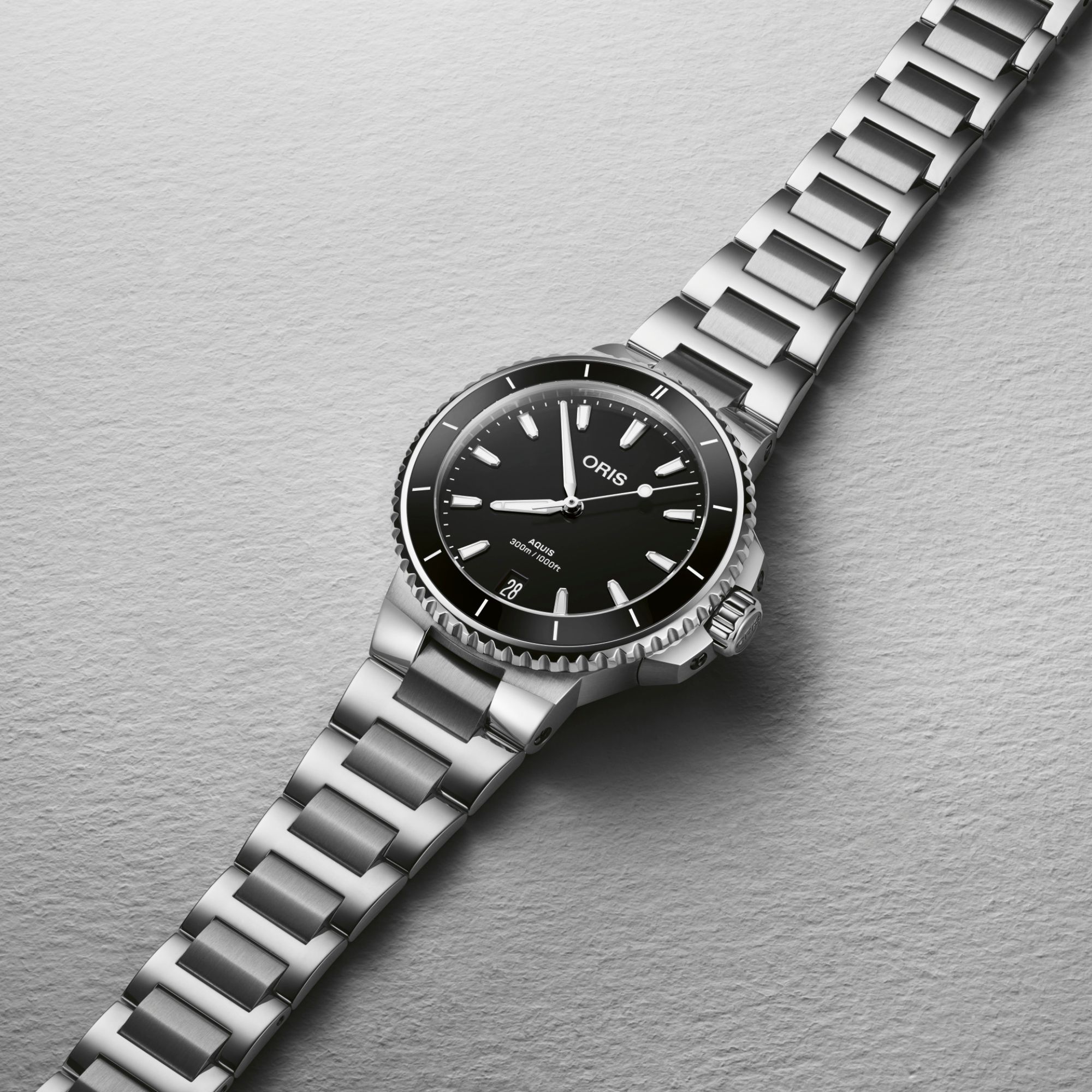 Montre Oris Plongée Aquis Date Calibre 733 automatique cadran noir bracelet acier 36,5 mm